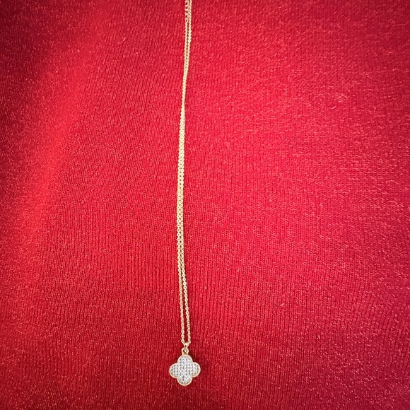 Elegant Black and Gold Clover Pendant Necklace - Picture 3 of 6